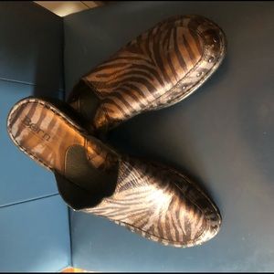 Women’s shoes - slides. Tiger vein - brown, gold, grey, black. Size 9. Born.